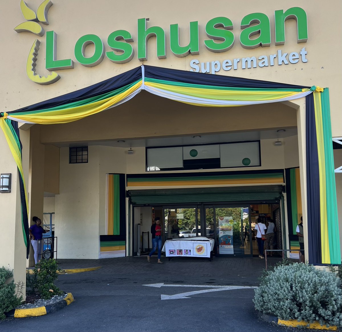 KimishaChamber1's tweet photo. Pop up shop @loshusan_supermarket every Saturday!!!! Stop and grab your turmeric &amp; dark spot remover face soap along with our jojoba organic oil face serum which is a good combination for your skin care!
#kimorganicbeauty #blackout #foryoupage #Jamaica #London2023 https://t.co/B55po7Czgc