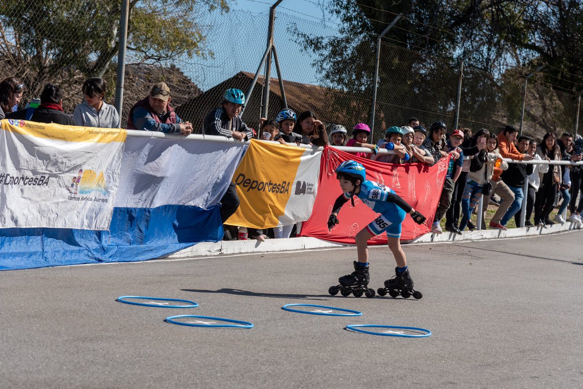 DeportesBA's tweet photo. Con la participación de más de 150 patinadores, los Juegos Porteños tuvieron su gran jornada de Patín Carrera en la pista del club Vélez Sarsfield.
La competencia contó con 4 categorías: Sub14, Sub12, Sub10 y participativa. https://t.co/xzlatNadGC