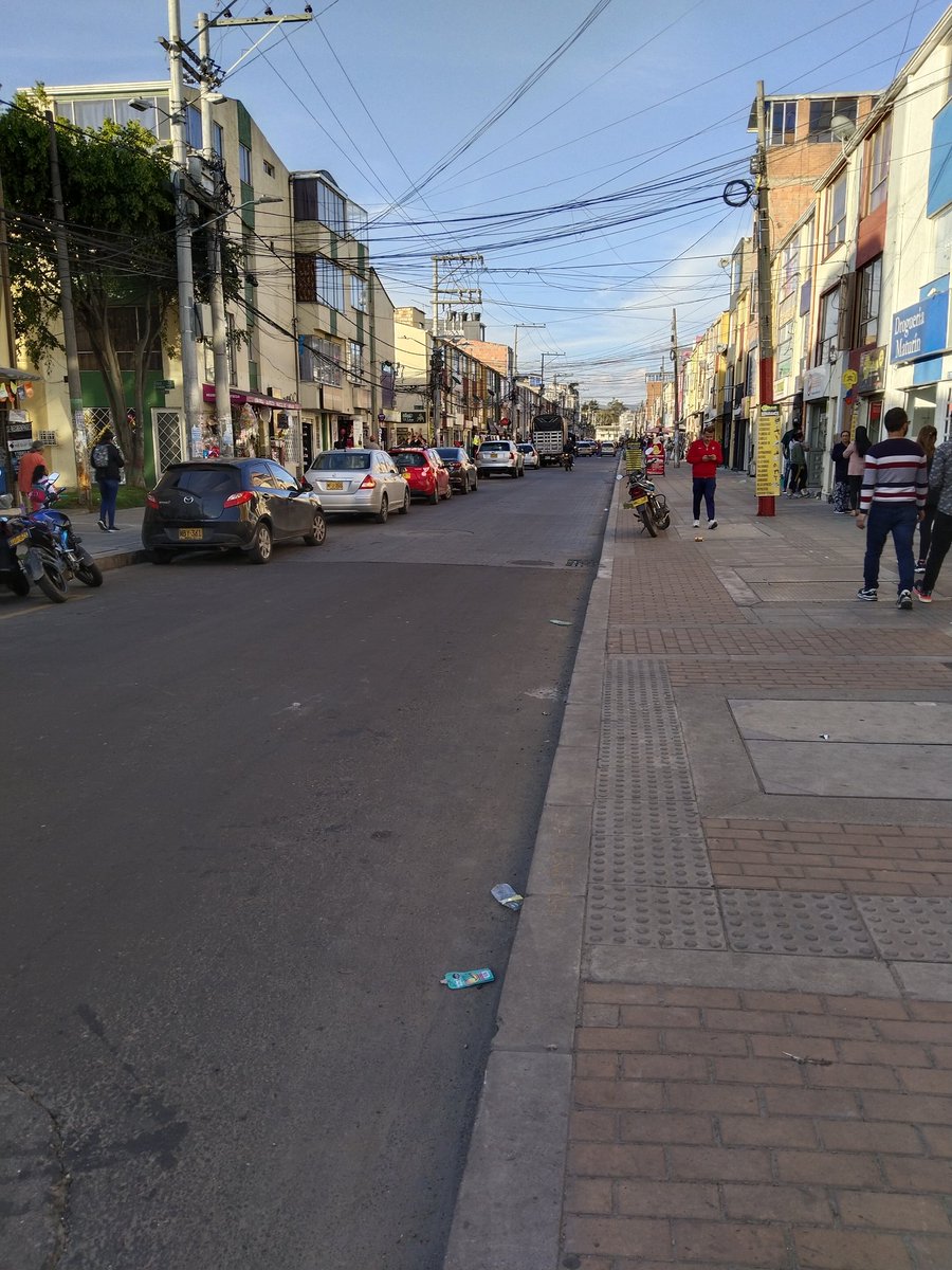 mramirezb79's tweet photo. Paseo Villas de Granada convertido en parqueadero y los andenes de mostrario de los almacenes @Bogota @Engativalcaldia @ClaudiaLopez https://t.co/caykwRlWQ1