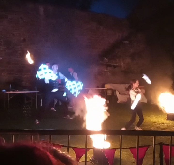 My sister at Street Food Circus in May vs at Street Food Circus in August ☀️🌧️😂
Still, the weather didn't stop Chris Bullzini or Pembrokeshire Fire Spinners from being awesome once again 🎪🔥
#StreetFoodCircus #CaldicotCastle