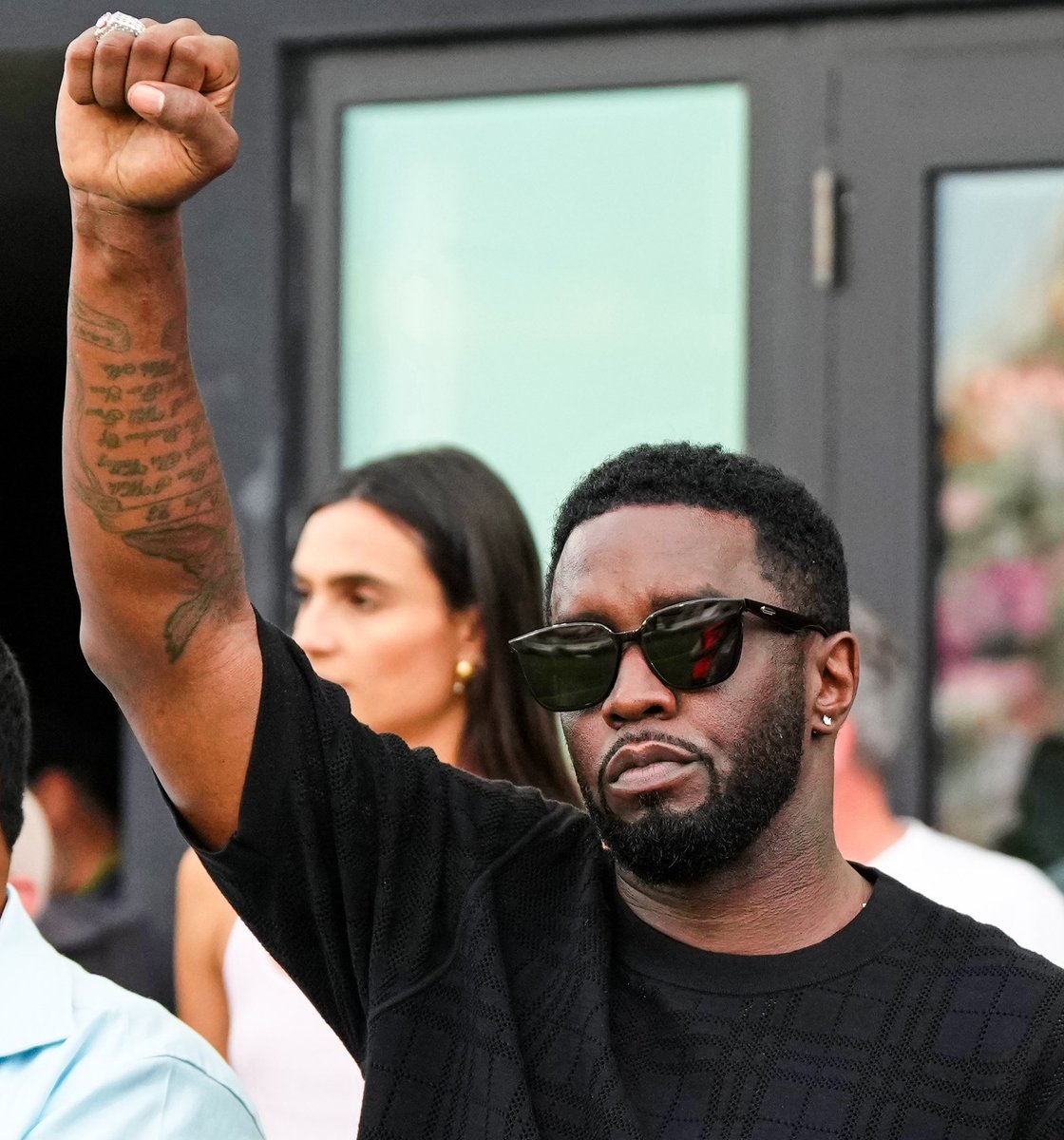 FOS's tweet photo. Tonight, at Jackson State's season opener, Diddy will present a $1 million check to JSU's football program.
Diddy attended Howard University, another HBCU, and received an honorary doctorate in humanities in 2017. https://t.co/I4Xkze1xpn
