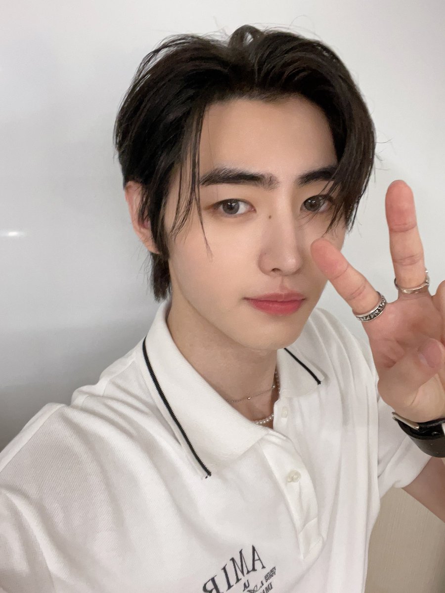 Look at this young man, who emanates an ageless charm in his spotless white shirt, complemented by a striking necklace. He easily conveys equal grandeur and assertiveness with his ensured pose.  A true source of fashion inspiration!