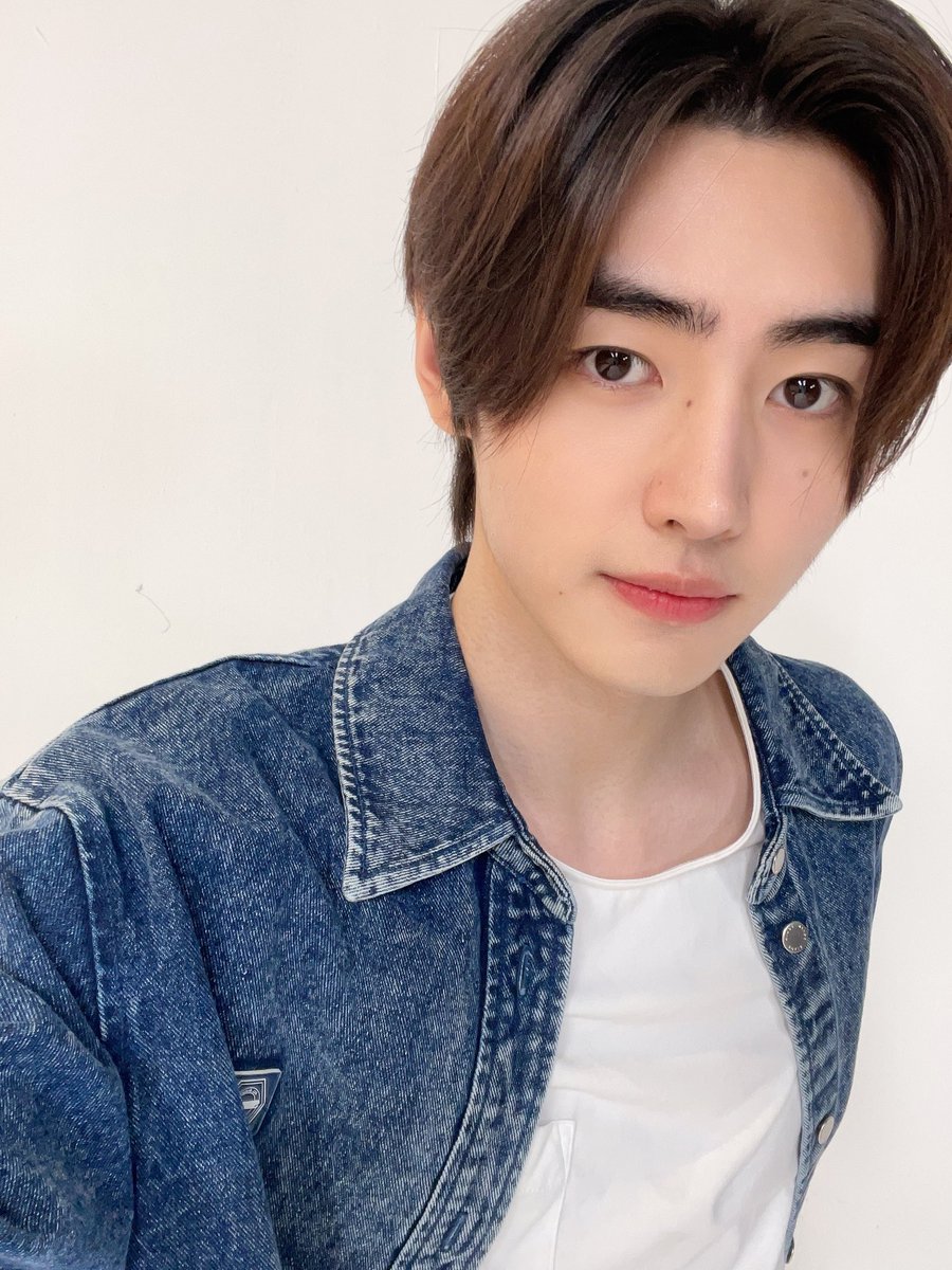 Unleash the pinnacle of casual cool! Take a look at this young stud wearing a trendy denim jacket paired flawlessly with a crisp. He emanates confidence and contemporary charisma, and he has an evident sense of fashion. Prepare to be inspired by the essence of classic style!