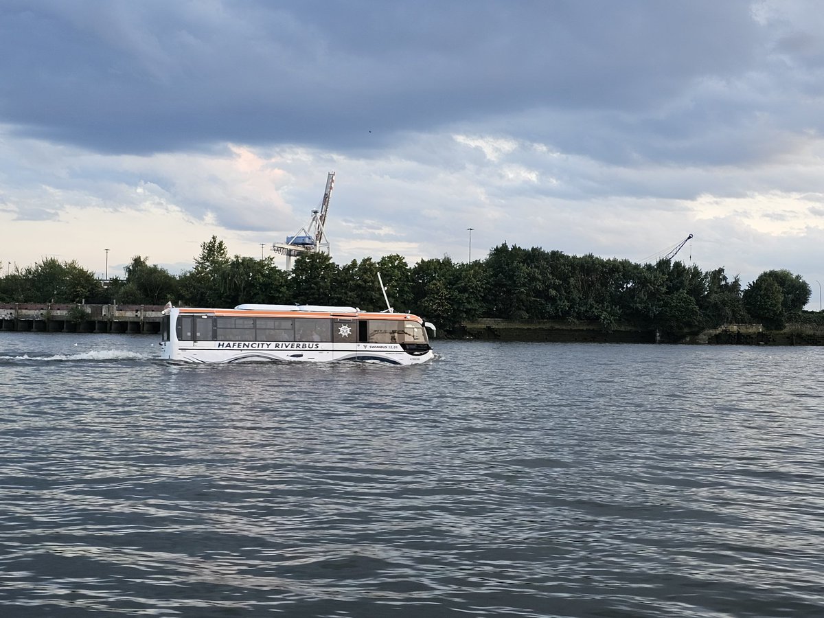 Kumulus's tweet photo. Nebenan im großen Fluß hat ein Bus gewassert #TwAahoi https://t.co/NnyUOGpLPe