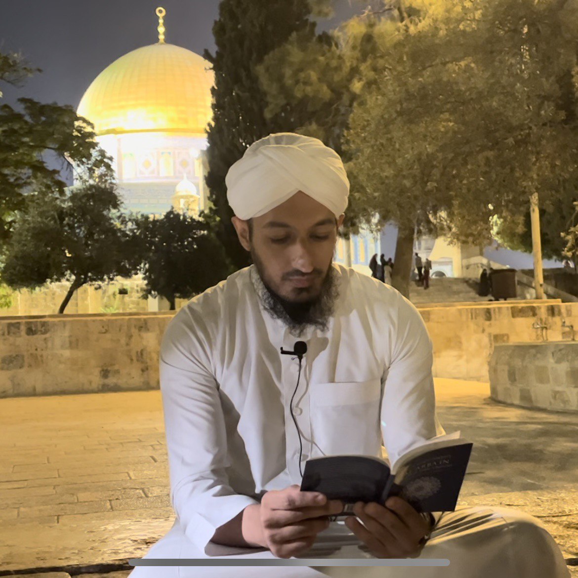 mubeenr25's tweet photo. Alhamdulillah, tonight, in al-Masjid al-Aqsa complex, we completed our reading of the Forty Hadith on the Noble Character of the Prophet ﷺ compiled by Imam Yusuf al-Nabhani, and translated and published by @firasahorg. 

الحمد لله الذي بنعمته تتم الصالحات https://t.co/kkjCfPHmAU