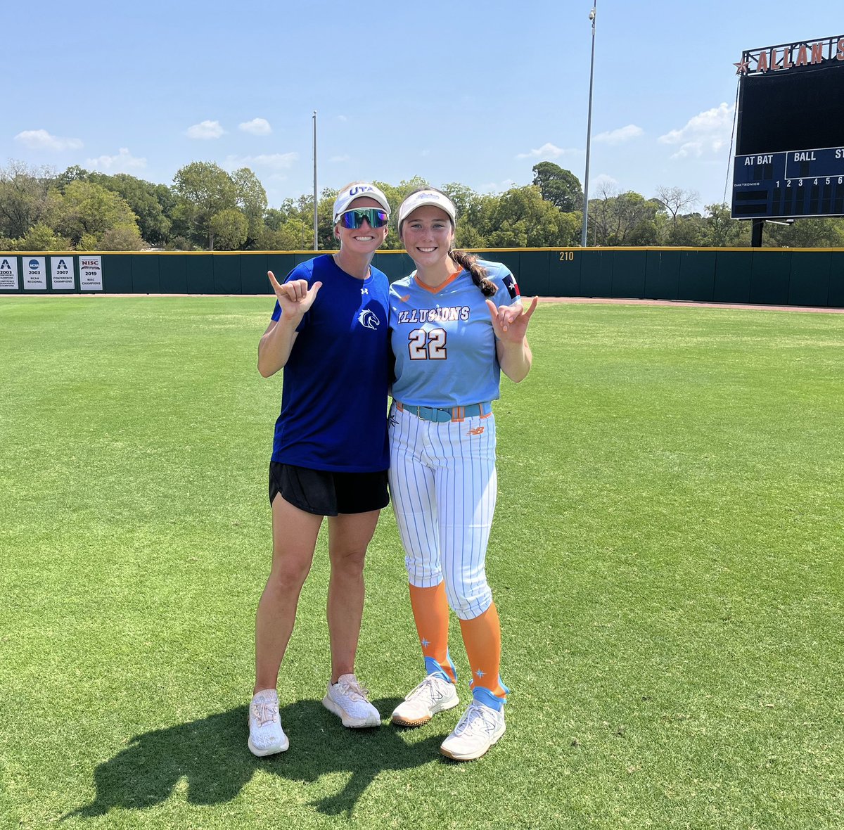 GoldHankins's tweet photo. Kate Putman (2025 OF)
Mansfield HS (Mansfield, TX)

Congratulations Kate on a great day at UTA camp and way to hit em!! Keep an eye on this one coaches.

#IGPremier18u #uncommitted #softball @ExtraInningSB @LegacyLegendsS1 @Mansfield_Sball @TopPreps @IHartFastpitch https://t.co/L6stCaU3kZ