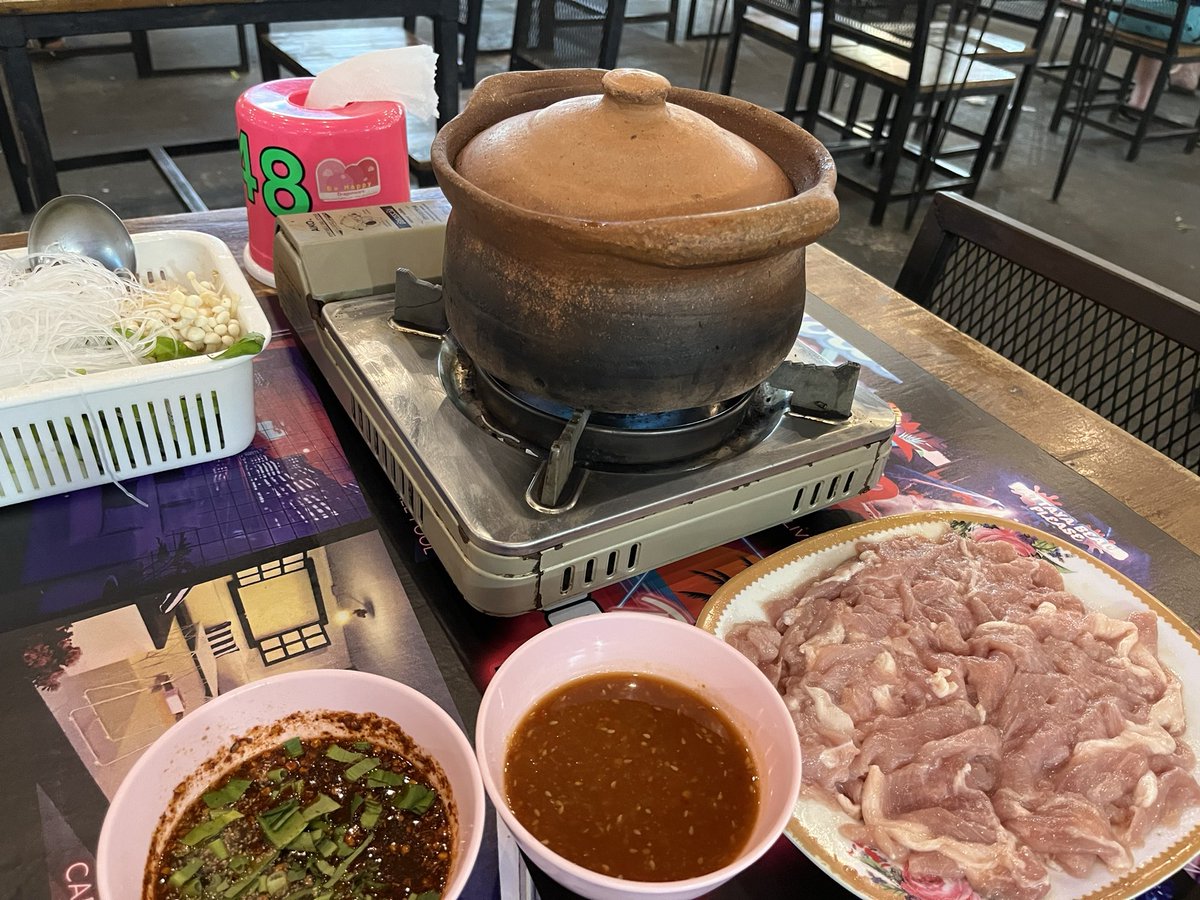 パタヤでプチオフ会。
チムチュムうんめぇー🍲