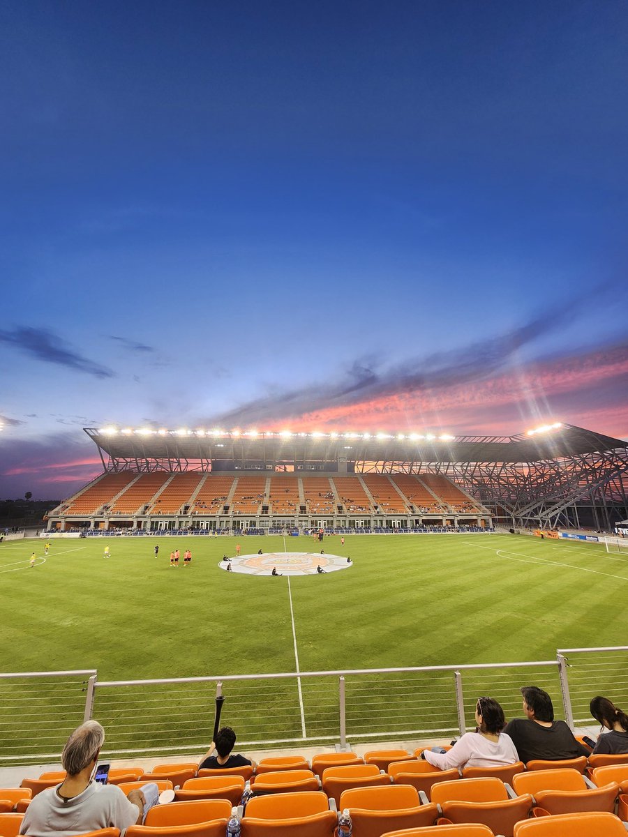 Dquintero123's tweet photo. Nice sunset at the halftime 🤙🏽@RGVFC @HEBPark https://t.co/iiYvGNfg9S