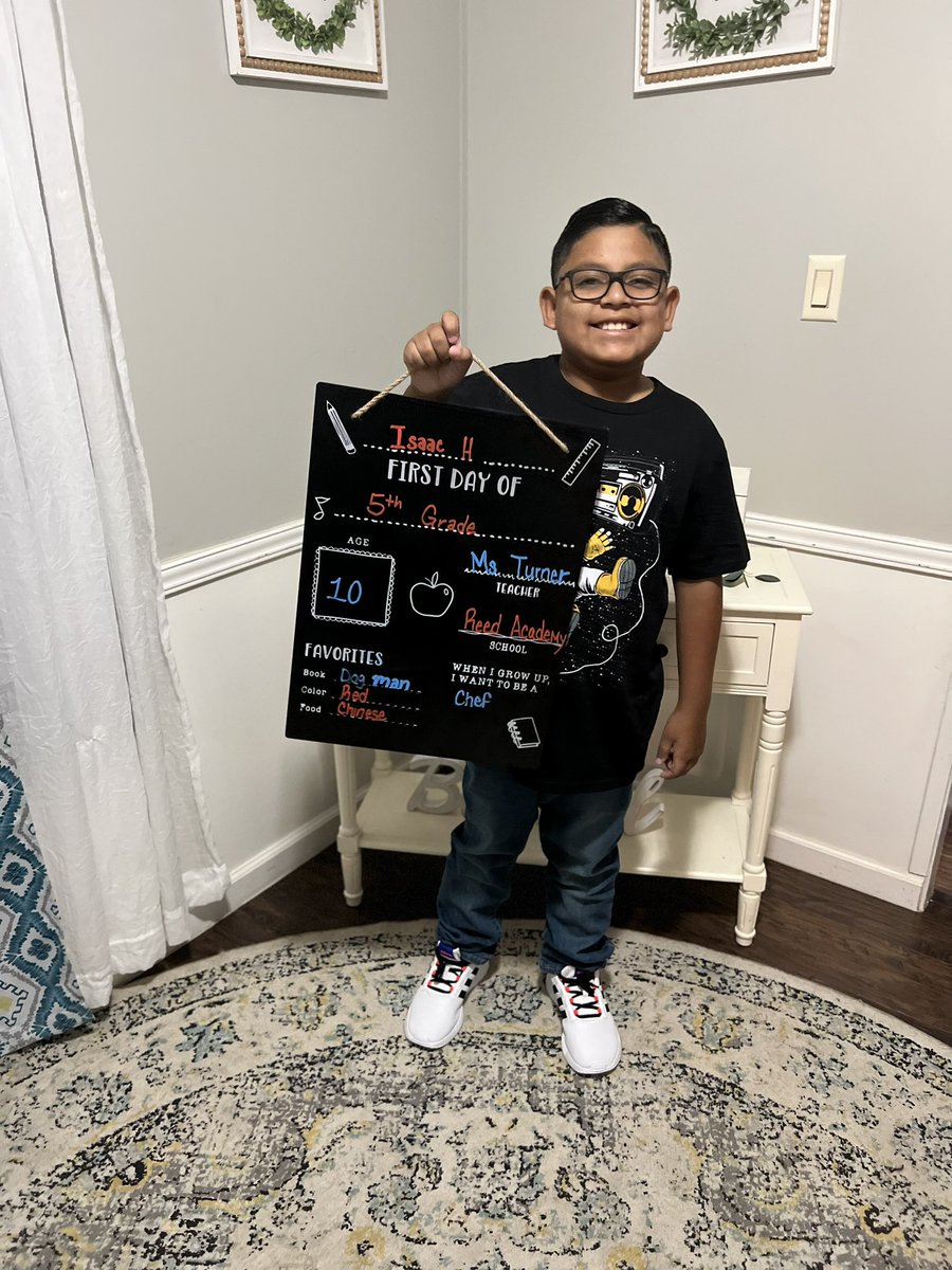 Ale31Hdz's tweet photo. First Day of School Pictures. Forgot to post https://t.co/g9huJbpzT5