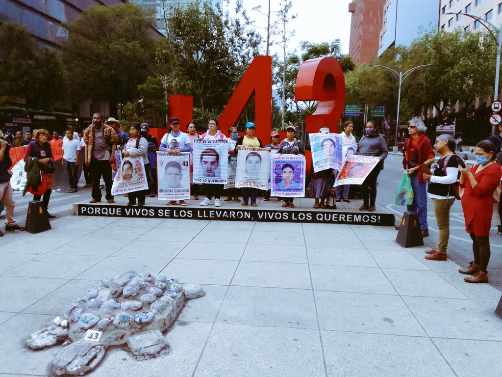 agt_cdmx's tweet photo. ¡La lucha sigue y sigue!
AGT presente 👊
#niunaluchaaisladamas
#Ayotzinapa https://t.co/CSZ8ulnZCJ