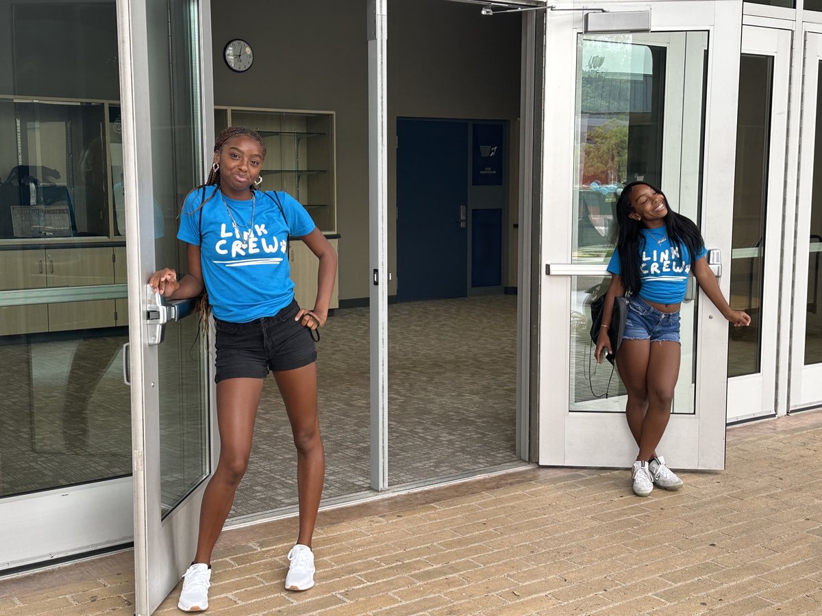 PrincipalIrving's tweet photo. Shout out to Jordan Link Crew Members for supporting our incoming freshmen with tours, fun, advice and friendship.  #PantherPride #LinkCrew #TheNorth 🐾💙🖤 https://t.co/oY4HzQJsD5