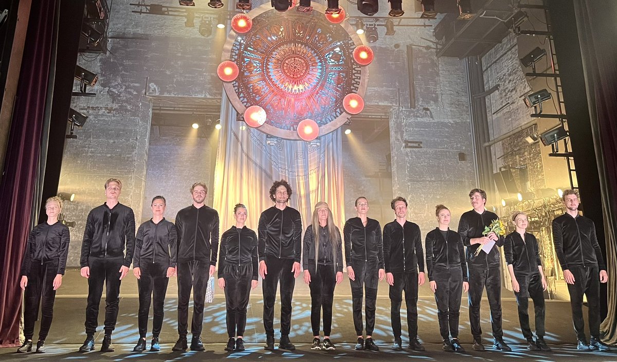 “Grieķi” <a href="/Liepajasteatris/">Liepājas teātris</a> ir brīnišķīgs teātris. dzīvs, estētisks un laikmetīgs. visu izrādes laiku tu it kā dzīvojies nemaņā kopā ar dieviem pa Olimpa kalnu, dzerdams vīnu un līksmodams. un tāpēc nepamani, kā cilvēks tavu acu priekšā pats sevi izposta un pārrada atkal no jauna.