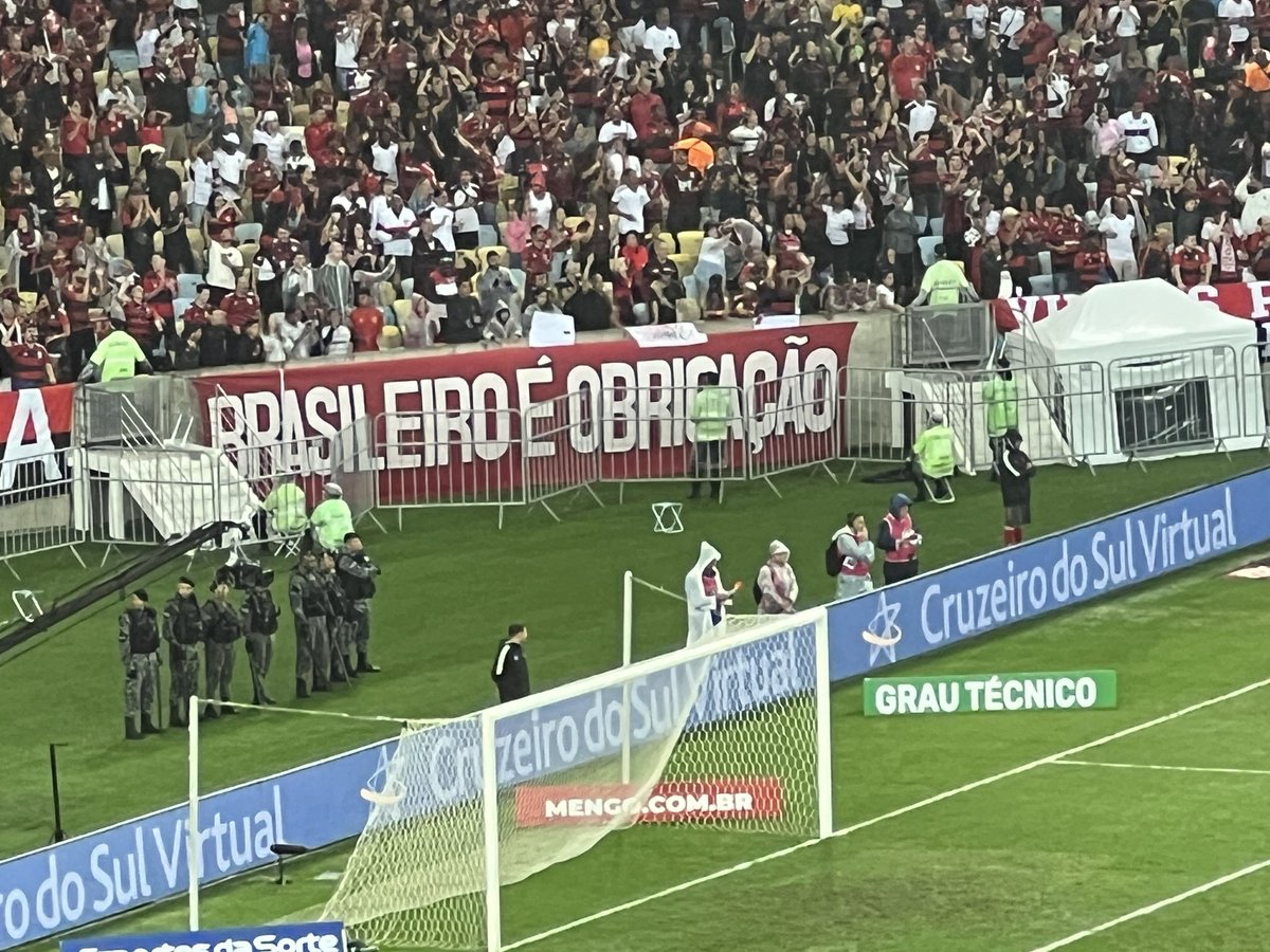 futebol_info's tweet image. Faixa da torcida do Flamengo no Maracanã:

"(Ganhar) o Brasileiro é obrigação!"

📸 @pedrotorre