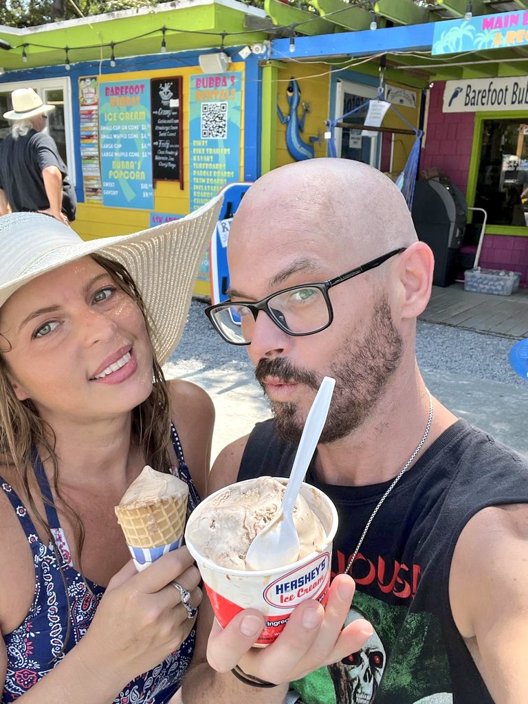 gOnzOd0g's tweet image. Ice creamz!!!!! #barefootbubbas #huntingisland #chillinlikevillains