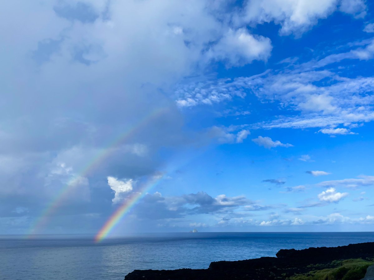 15santomo's tweet photo. 朝一番の虹🌈🌈

皆さまの今日一日がHAPPYでありますに🌈🌈

#三宅島　＃ダブルレインボー https://t.co/6pSpWrJIXV