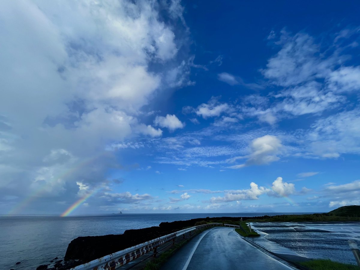 15santomo's tweet photo. 朝一番の虹🌈🌈

皆さまの今日一日がHAPPYでありますに🌈🌈

#三宅島　＃ダブルレインボー https://t.co/6pSpWrJIXV