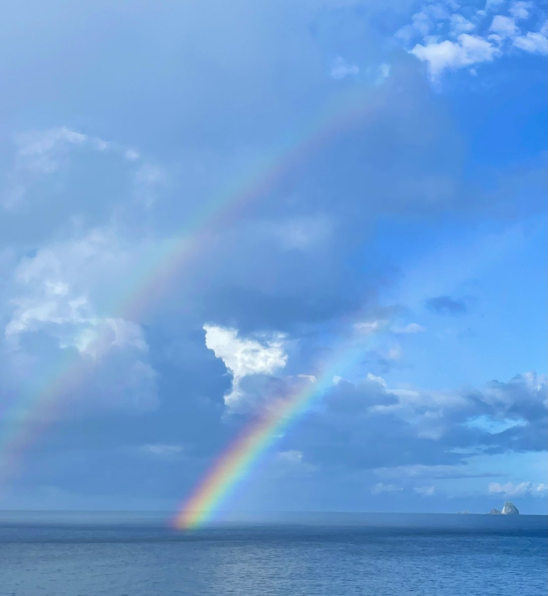15santomo's tweet photo. 朝一番の虹🌈🌈

皆さまの今日一日がHAPPYでありますに🌈🌈

#三宅島　＃ダブルレインボー https://t.co/6pSpWrJIXV