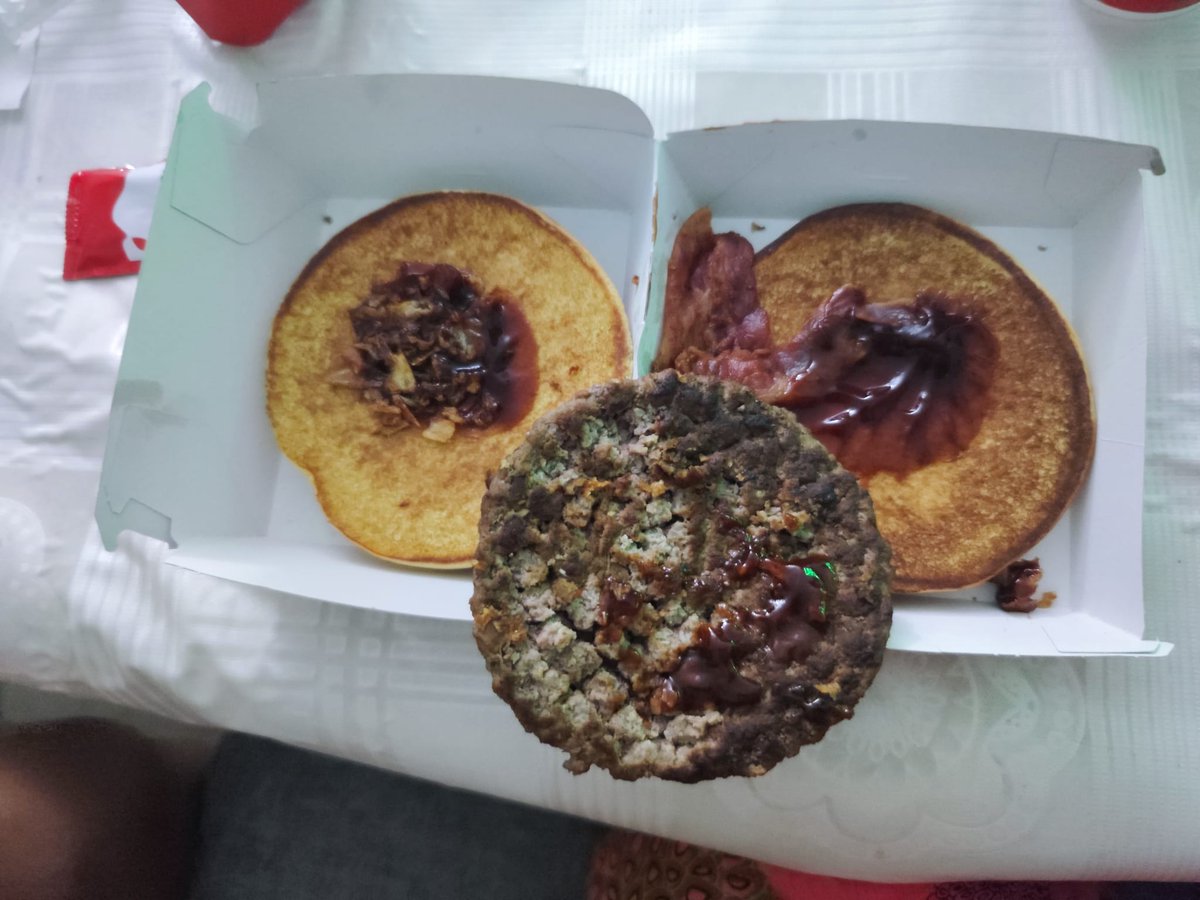 Pablo_N_D's tweet photo. Hola @McDonalds @mcdonalds_es  acabo de gastar 11,10 € en comprar la nueva Mc extrem bourbon en el Macdonald  de c/ Ganímedes nº7 (Sevilla) y esto es lo que me han puesto y las papas fritas encima frias.
#McDonalds #estafa #mesientotimado #hamburguesa
#viral https://t.co/WQPqak3CNf