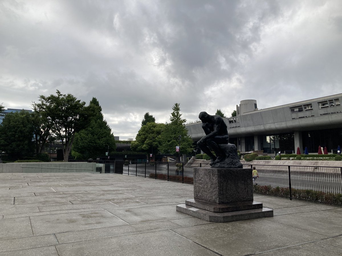 mitzzeey's tweet photo. おはようございます。
ラジオ体操の終わりに小雨が降ってきましたが、もう大丈夫です。
雨に濡れたロダン像です。 https://t.co/R44PVyBKhk