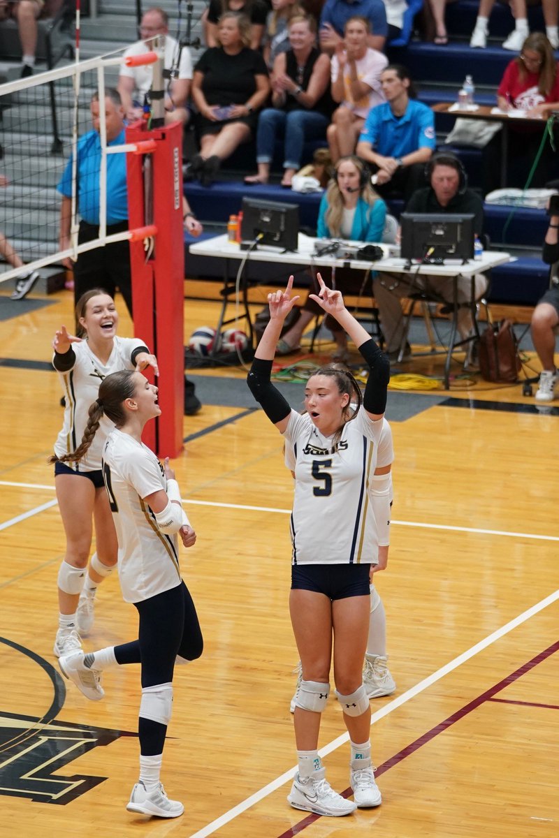 SpectrumNewsKC's tweet photo. .@HyVeeKCMetro Game of the Week - St. James Volleyball Slam

SET 1
Aquinas 25
Olathe NW 19

🔥📸 @AjHildreth https://t.co/ni6MRODPvK