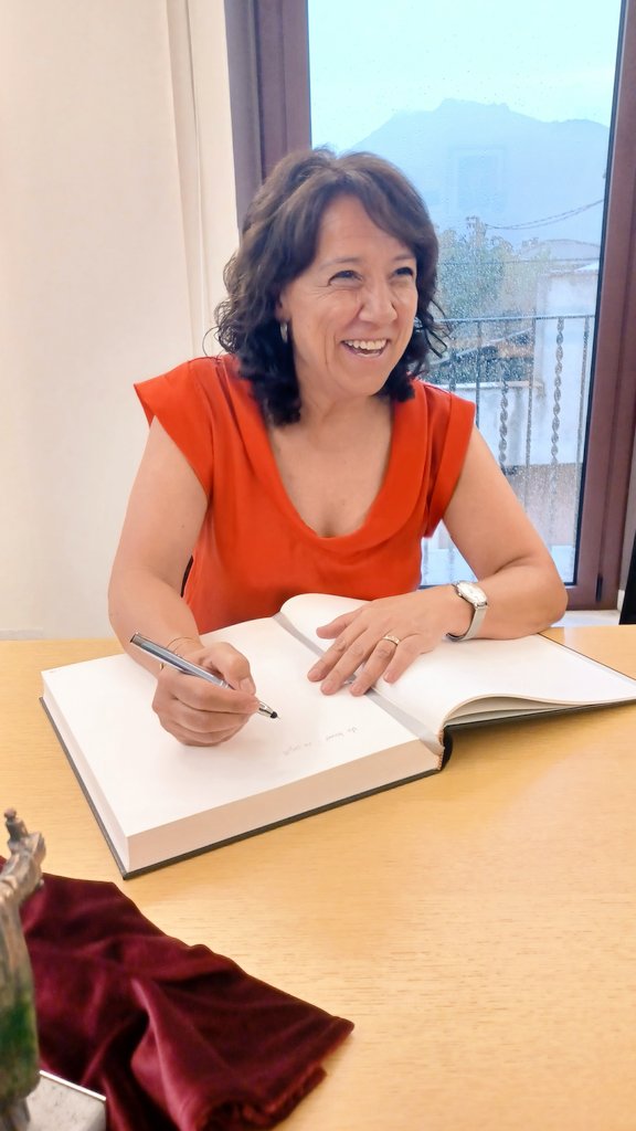 lespreses_cat's tweet photo. Amb motiu del Festival @esdansa ens ha visitat la presidenta del Parlament la M. Hble. Sra. Anna Erra 
@parlamentcat
Ha signat el llibre d'honor de l'Ajuntament.
😍Gràcies per la visita.
#esdansa2023 https://t.co/NyvhhiyPQc