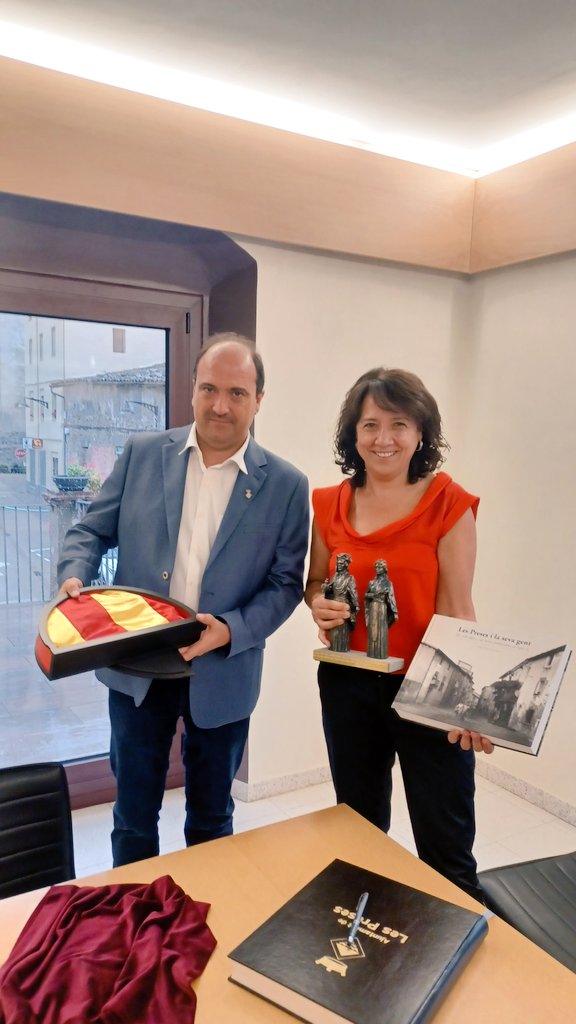 lespreses_cat's tweet photo. Amb motiu del Festival @esdansa ens ha visitat la presidenta del Parlament la M. Hble. Sra. Anna Erra 
@parlamentcat
Ha signat el llibre d'honor de l'Ajuntament.
😍Gràcies per la visita.
#esdansa2023 https://t.co/NyvhhiyPQc