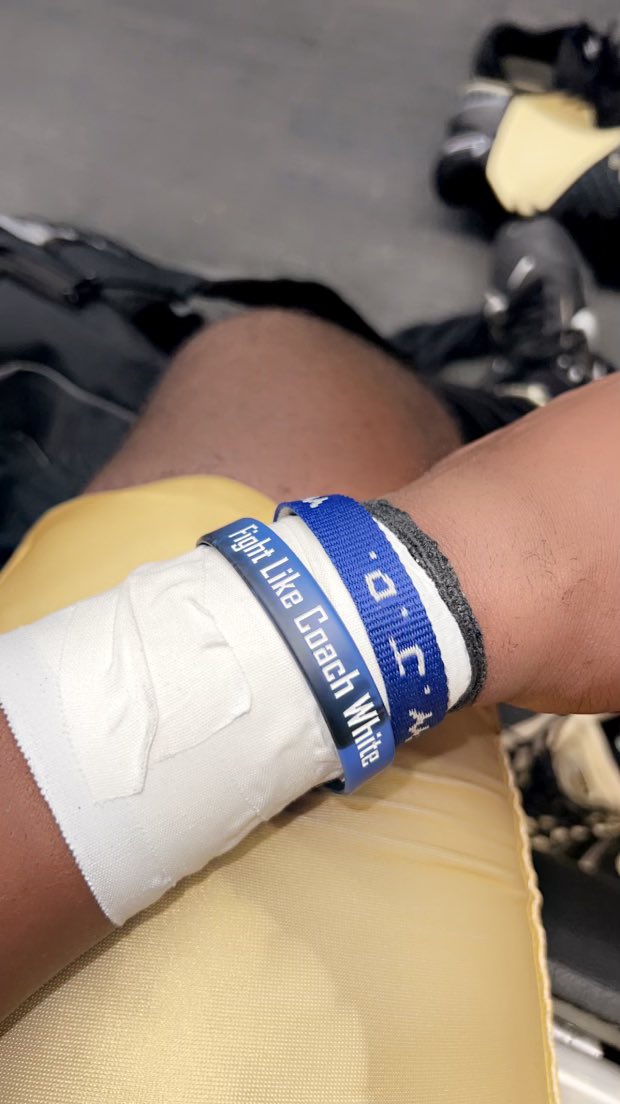 MeaganDWhite216's tweet photo. Game Day for my Vandy baby. @BensonDeago 🖤💛🤍 #vanderbilt #vanderbiltfootball #IfYoureJuicelessYoureUseless #fightlikecoachwhite #bonusbaby https://t.co/KWakvYM7Qv