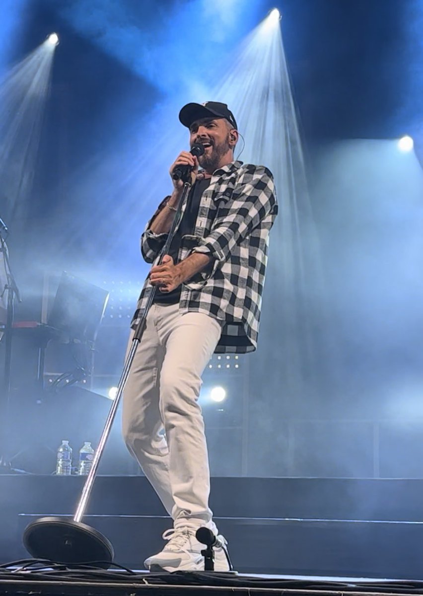 WillemActu's tweet photo. Qu’il fasse chaud ou qu’il pleuve, un concert de @cwillem c’est toujours magique. #ambes #lesodyssees https://t.co/INuyq4n7Gy