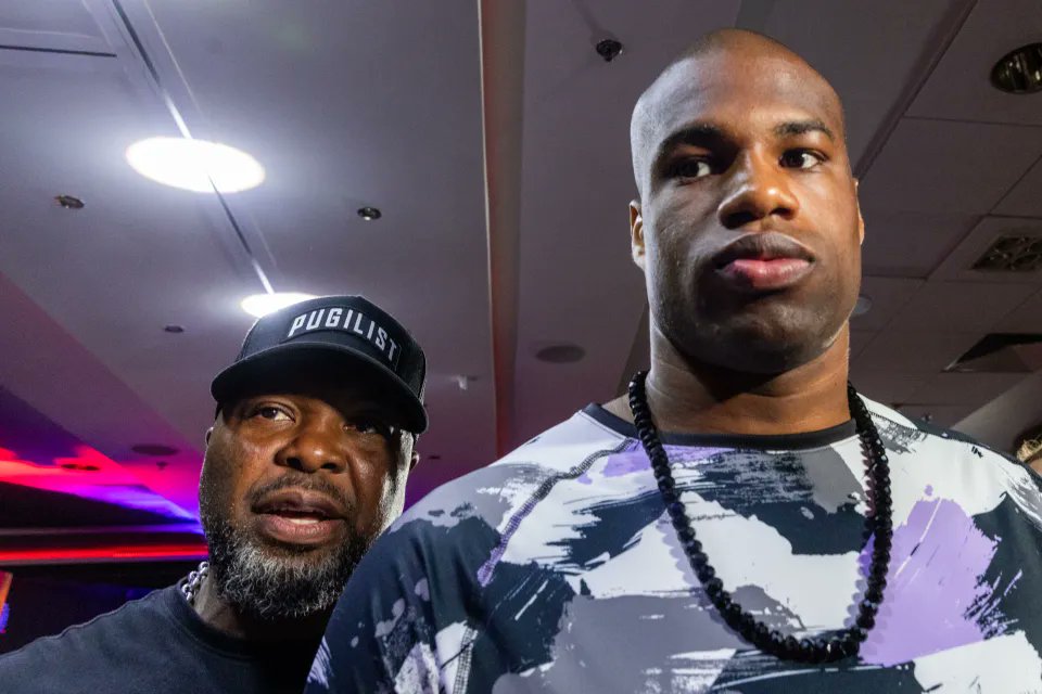 Fightbuzz1's tweet photo. REPLAY‼️
Don Charles: how is that low? How? How? Tell me?
Watching the replay of the body shot Daniel Dubois landed do you think it was low❓️
#UsykvsDubois #fightbuzz https://t.co/8KGb4jihnj