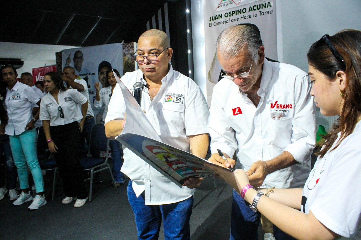 ¡Nos comprometemos con los jóvenes de Barranquilla! 🫱🏻‍🫲🏼

Durante el evento los jóvenes y nuestros futuros ediles nos hicieron entrega del libro del “Acuerdo con sabor joven” que trae consigo tareas por la juventud, tales como ofertas culturales, plan de atención y apoyo a las