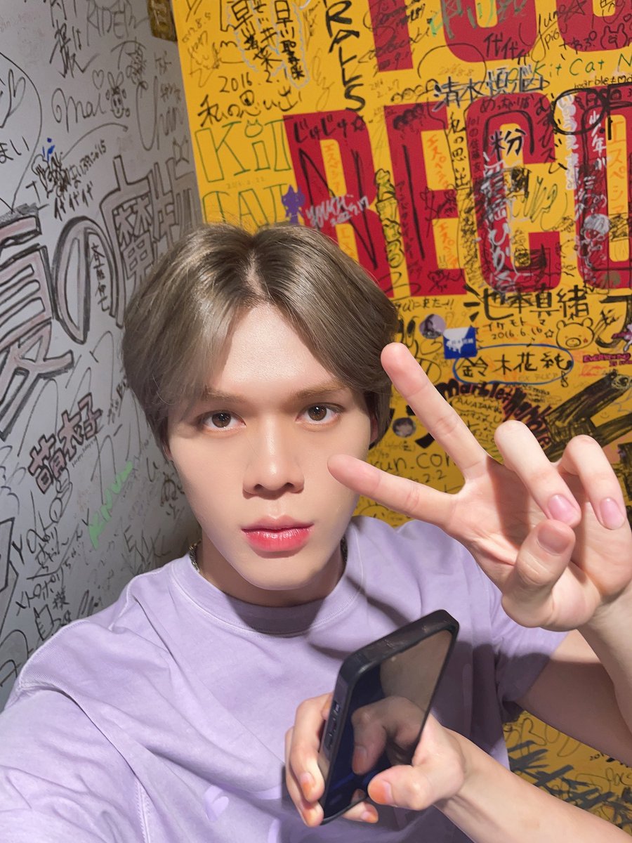 CAFE FROM: GHOST9 프린스​
ชินคันเซ็น.โอซาก้า.พยายามขยิบตา.กิจกรรมแจกลายเซ็น;)​

 'ฉันจะไม่มองรูปหน้าของฉันที่ชินฮยองเข้ามาใกล้เลย'
#GHOST9​ #고스트나인
#PRINCE​ #프린스​ #ปริ๊นซ์