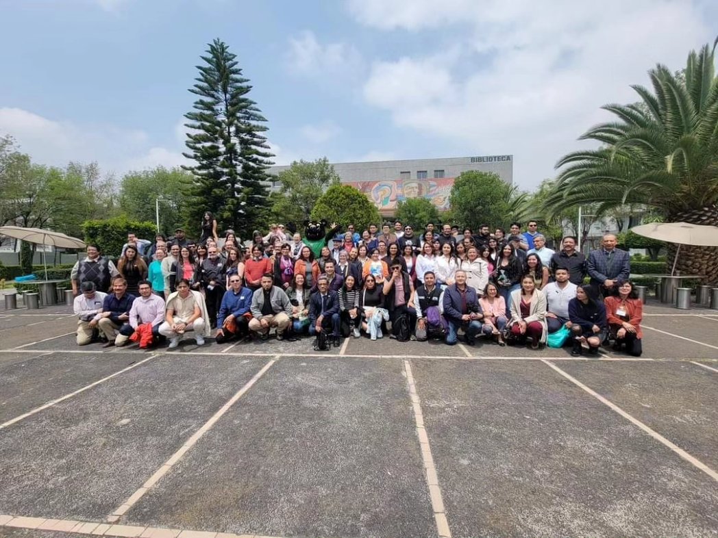 ¡Esta mañana fue genial! 🌞🎉 Disfrutamos del desayuno de egresados de Química. Revivimos recuerdos con amigos de la universidad y hubo emoción con la rifa. 🥐🧪👫 ¡Una experiencia inolvidable!