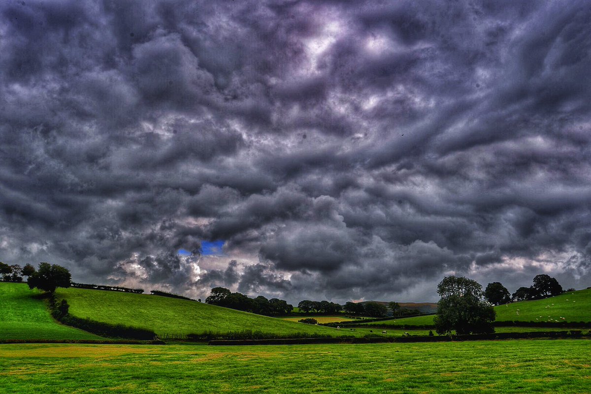 Phillip70952151's tweet photo. #photographing #dramaticclouds in #rhuddlan #denbighshire today, #nikonphotography #monochrome in camera,#gradfilter #highcontrast #clouds #wideanglelens #castle #cymru #NorthWales #hdr #visitwales https://t.co/aQBH95pmks