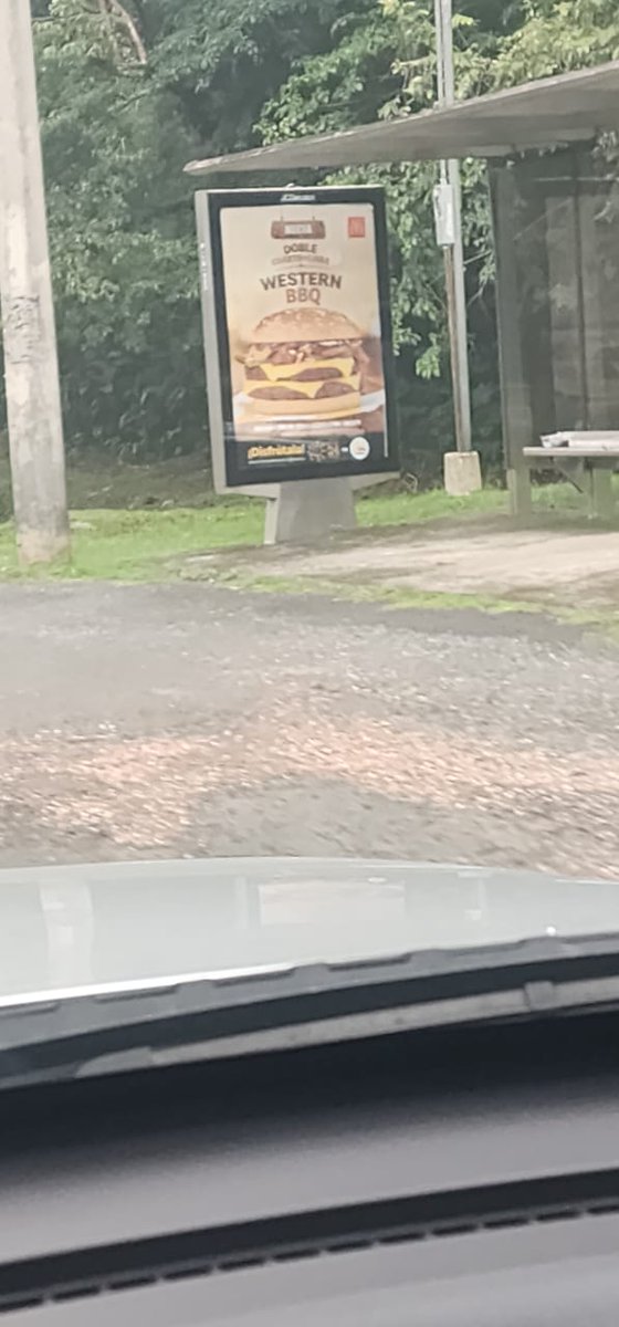 Hortensia321's tweet image. @McDonalds Publicidad en valla ilegal en parada de Clayton. Respeten la ley de ciudad jardín!