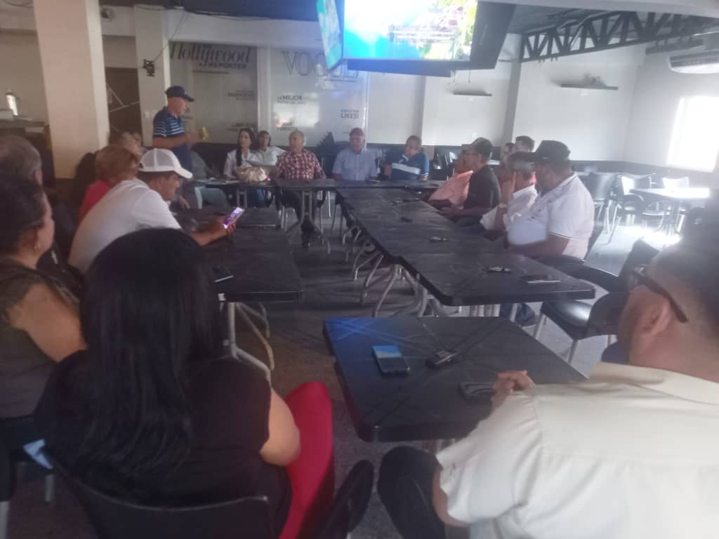 AndresECamejoAD's tweet photo. Con el voluntariado con @prospericarlos ,en Socopo,con @Rosalespena2021 ,@SonyaMireya ,@GladisGuedez , trabajando por la Prosperidad para Venezuela https://t.co/LOVO6oIW0e