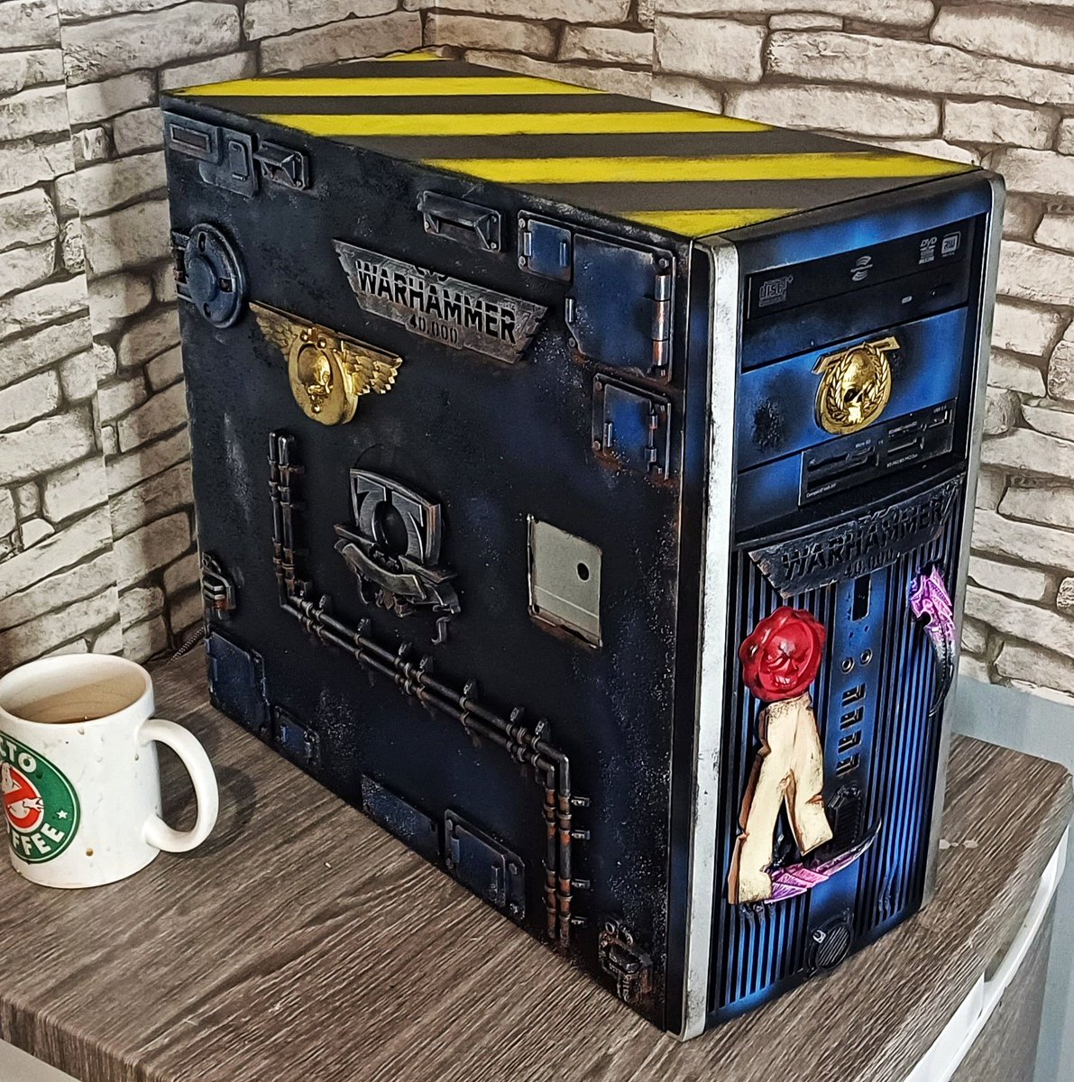 matt_else's tweet photo. About finished my case mod.... old hp case that was bound for the trash but a few 3d prints later and a paint job and I give you a warhammer 40k modded case,  few more bits to do but you get the gist @GW_officialuk @GamesWorkshopFR #warhammer40k #warhammer #craft #art #pc #gaming https://t.co/mpmcukM44Y