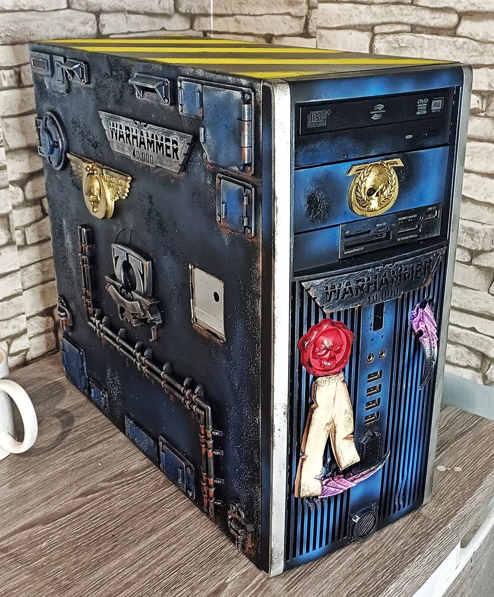 matt_else's tweet photo. About finished my case mod.... old hp case that was bound for the trash but a few 3d prints later and a paint job and I give you a warhammer 40k modded case,  few more bits to do but you get the gist @GW_officialuk @GamesWorkshopFR #warhammer40k #warhammer #craft #art #pc #gaming https://t.co/mpmcukM44Y