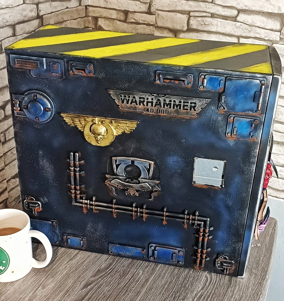 matt_else's tweet photo. About finished my case mod.... old hp case that was bound for the trash but a few 3d prints later and a paint job and I give you a warhammer 40k modded case,  few more bits to do but you get the gist @GW_officialuk @GamesWorkshopFR #warhammer40k #warhammer #craft #art #pc #gaming https://t.co/mpmcukM44Y
