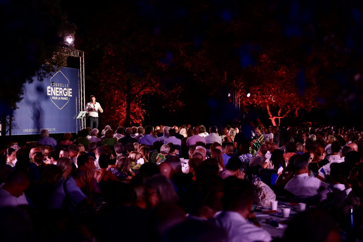 Nouv_Energie's tweet image. Ce fut une soirée pleine d’énergies… Elles étaient d’ailleurs plus de 2000 Nouvelles Énergies ! Réunies autour de @davidlisnard, pour une #NouvelleEspérance pour la France.