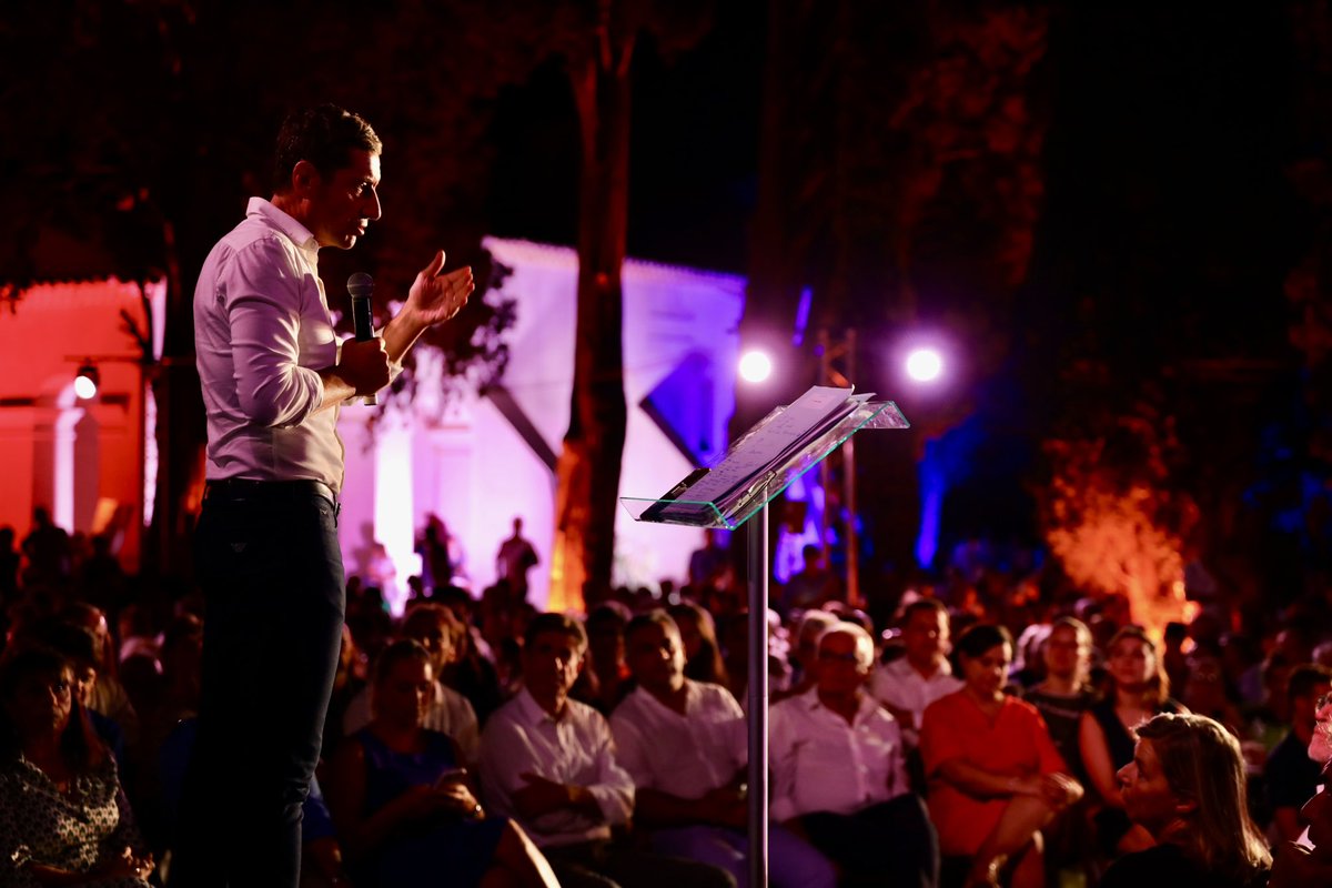 Nouv_Energie's tweet image. Ce fut une soirée pleine d’énergies… Elles étaient d’ailleurs plus de 2000 Nouvelles Énergies ! Réunies autour de @davidlisnard, pour une #NouvelleEspérance pour la France.