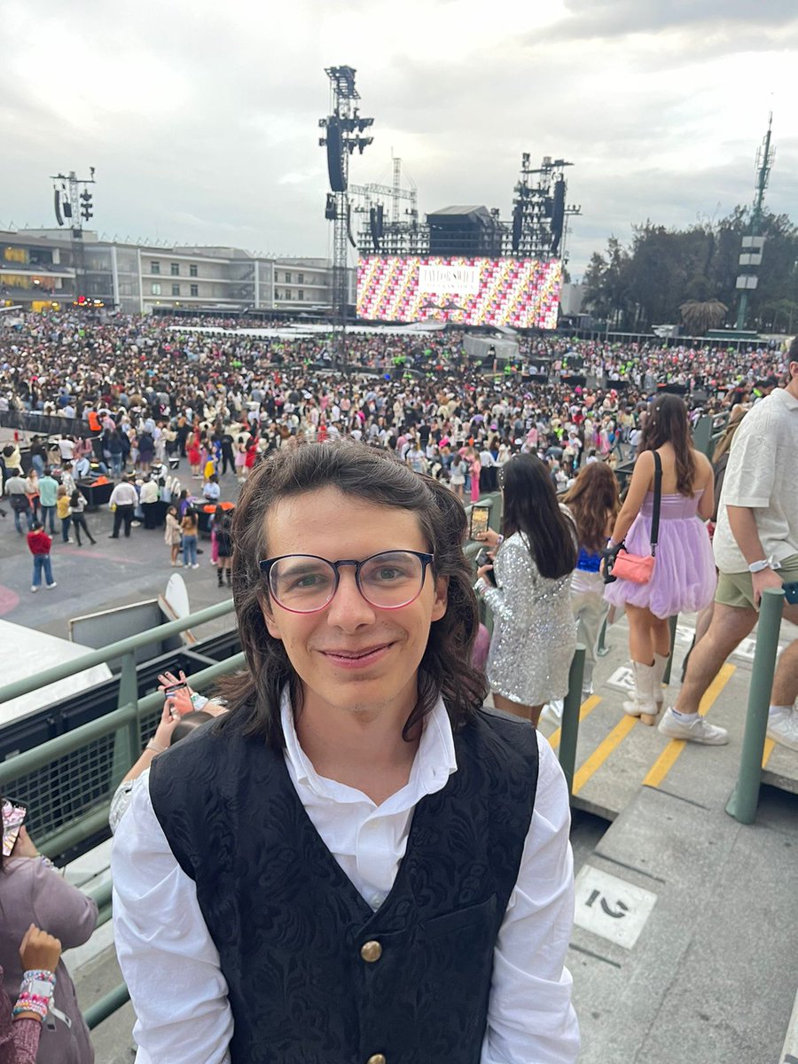 its_d_13's tweet photo. Después de años, por fin puedo decir QUE YA FUI A UN CONCIERTO DE TAYLOR SWIFT https://t.co/WIn8WYTaEB