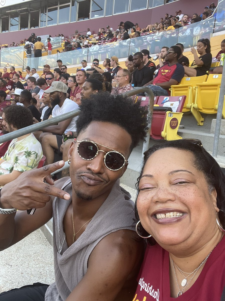 HeatherDinDC's tweet photo. #HTTC let’s get this win!!!!
#Commanders https://t.co/31cU2CawD9
