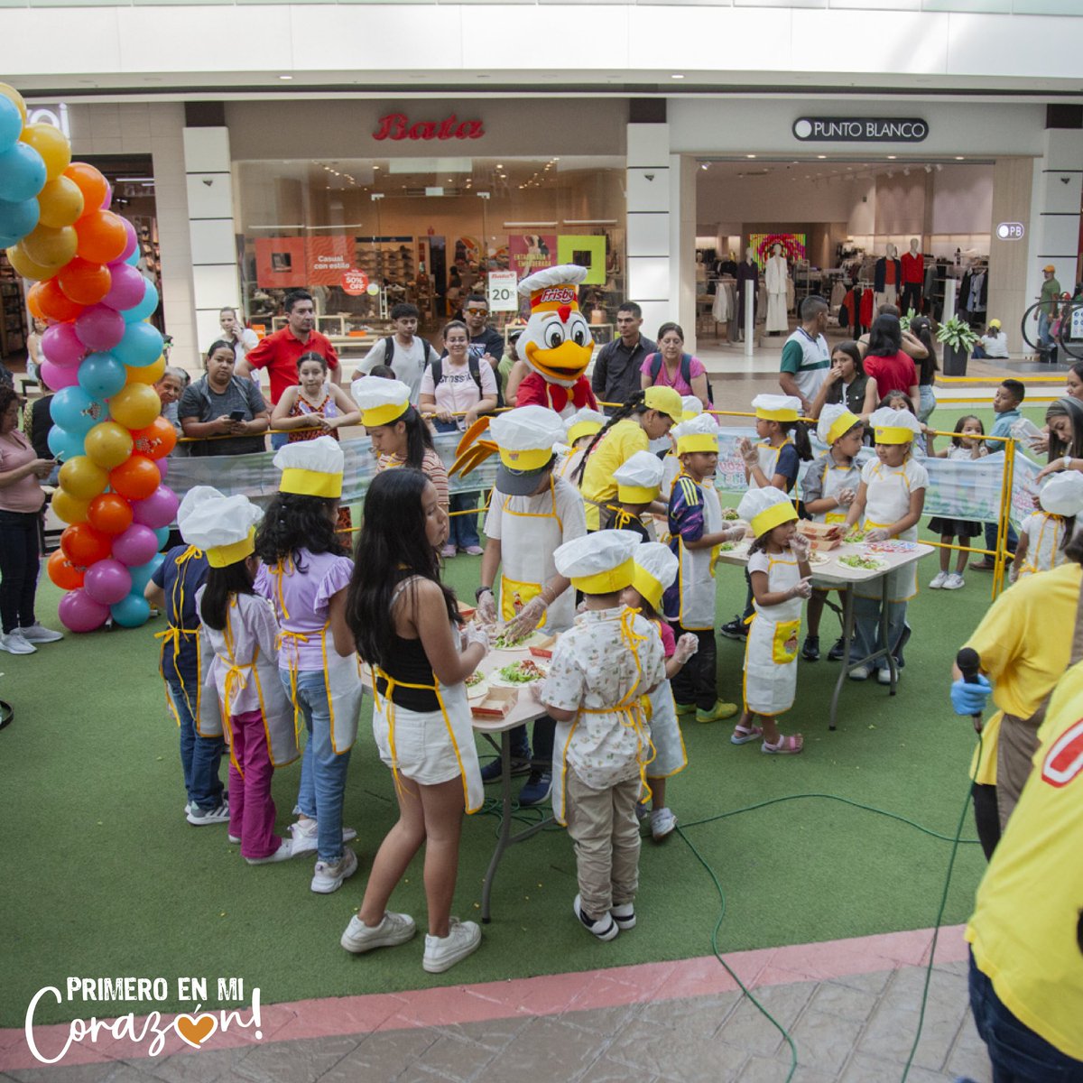 #Campaneritos 💜 | ¡Hoy nuestros chiqui visitantes fueron chef por un día 🧑🏻‍🍳🧡👩🏻‍🍳

🥘 Disfrutamos de una tarde llena de diversión con el equipo de FrisbyKids, aprendiendo a cocinar un delicioso  FrisBurrito 🌯 en compañía del Pollo Frisby y sus amigos🥗🐤