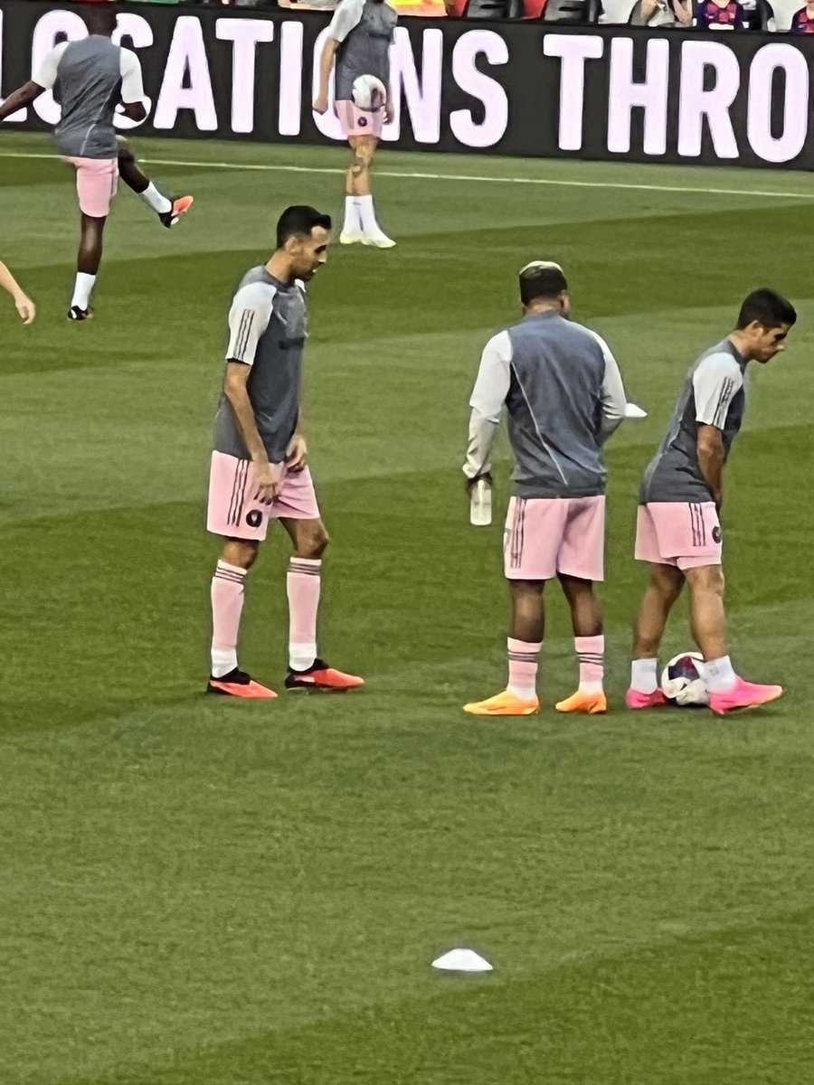 Bisquets warming up. Looks like Messi will start on the bench <a href="/1010WINS/">1010 WINS on 92.3 FM</a> @wcbs880