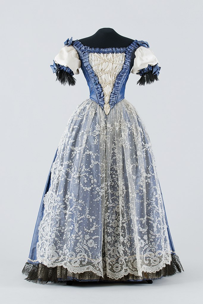 wikivictorian's tweet photo. Court dress, 1870. Hungary. Museum of Applied Arts, Budapest. https://t.co/cltuPxHmQ3