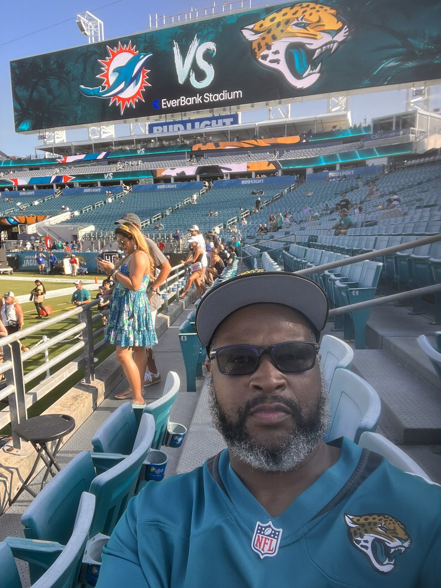 USNRETIRED2011's tweet photo. #DUUUVAL https://t.co/ZiJKTKxy9e