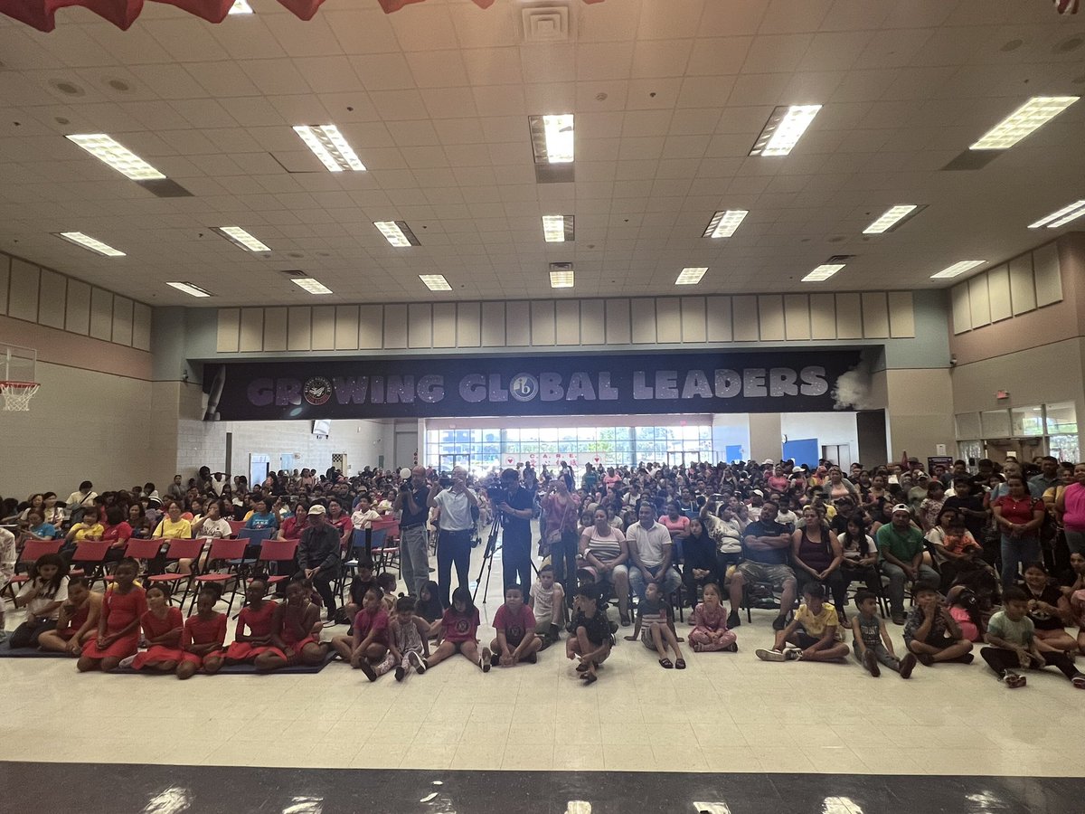 ParisaBehzadi_'s tweet photo. Today was INCREDIBLE! Nearly 700 @hisd_SRE Space Rangers received a free backpack filled with school supplies to set them up for #MissionPossible! A big thank you to the C.A.R.E. and @rhondawash_HISD for this beautiful community partnership 😍 https://t.co/TL8eWr2Vhx