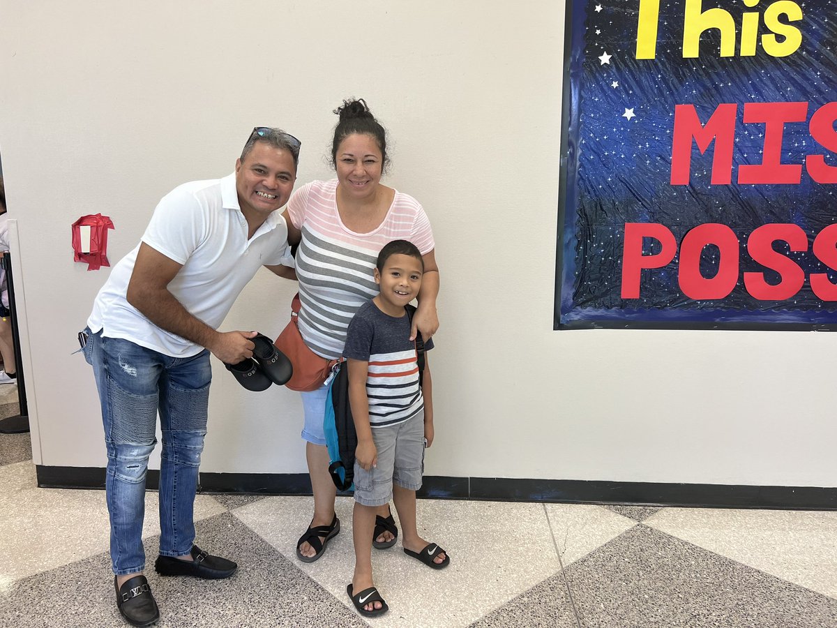 ParisaBehzadi_'s tweet photo. Today was INCREDIBLE! Nearly 700 @hisd_SRE Space Rangers received a free backpack filled with school supplies to set them up for #MissionPossible! A big thank you to the C.A.R.E. and @rhondawash_HISD for this beautiful community partnership 😍 https://t.co/TL8eWr2Vhx