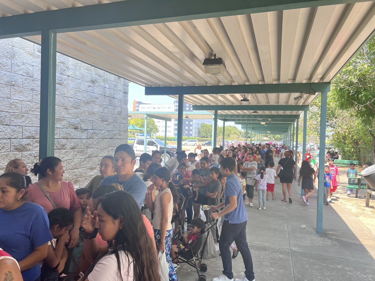 ParisaBehzadi_'s tweet photo. Today was INCREDIBLE! Nearly 700 @hisd_SRE Space Rangers received a free backpack filled with school supplies to set them up for #MissionPossible! A big thank you to the C.A.R.E. and @rhondawash_HISD for this beautiful community partnership 😍 https://t.co/TL8eWr2Vhx