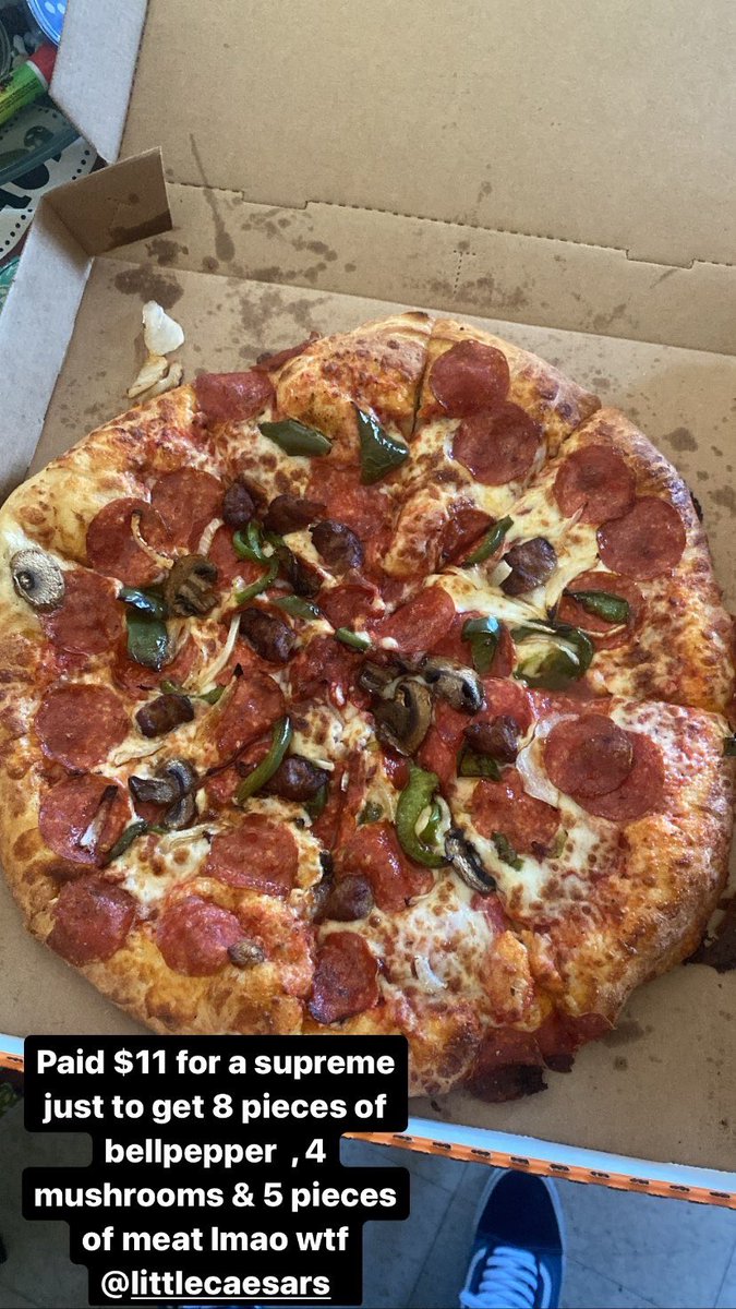 JaayVera's tweet photo. No way this the amount of toppings a supreme is supposed to have 😭😭 explain yourself @littlecaesars https://t.co/NQMowSMUfC
